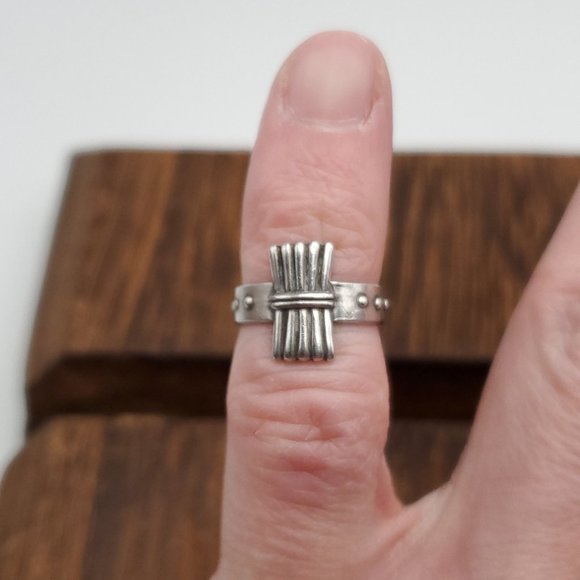Size 2.5 925 Sterling Silver Small Tarnished Bow Style Ring - Picture 1 of 7